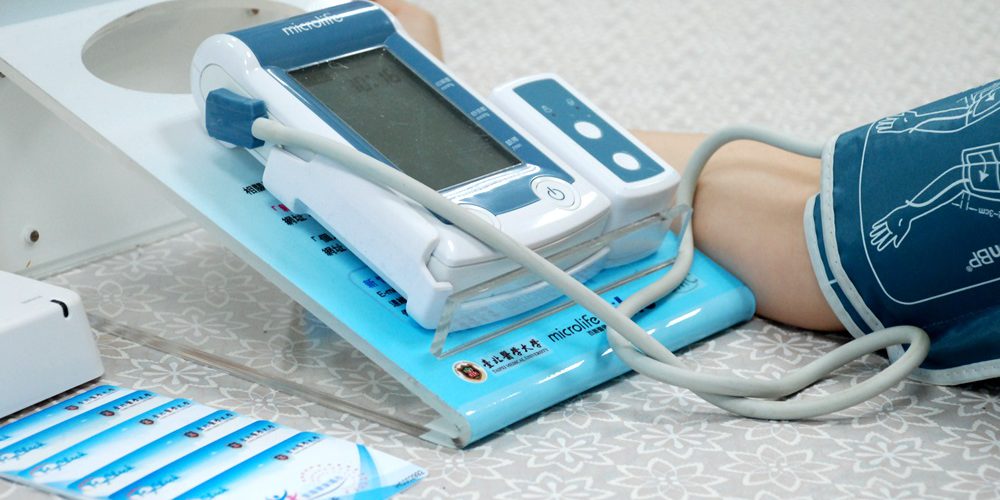 新竹縣協助縣民量測血壓　一卡在手，健康樂活