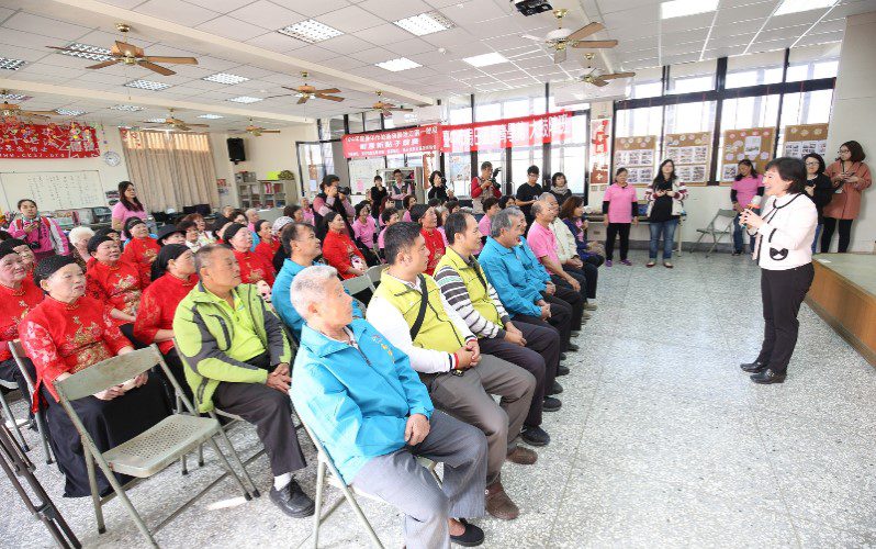 以長青學苑代替安養機構 中市目標明年700班