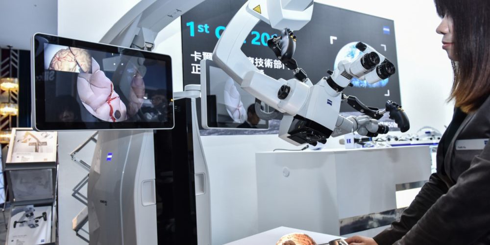 神經外科醫師的另一雙眼睛：新型機器人輔助顯微鏡